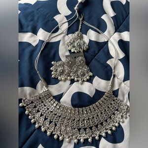 It’s full sets and indien jewellery and new